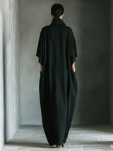 Caro – Abito Maxi Nero Minimalista con Maniche a Kimono da donna