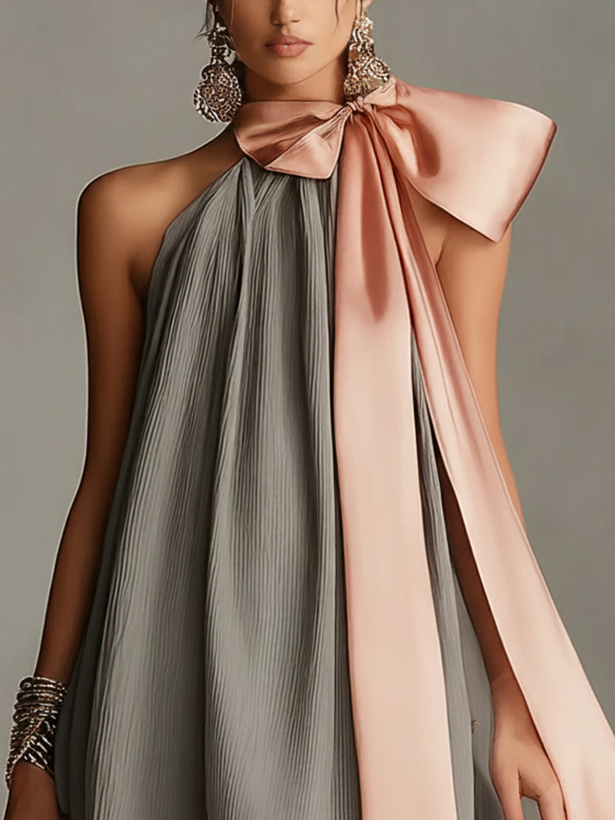 Beatrice | Mini abito grigio in satin con fiocco rosa e pizzo per Donna