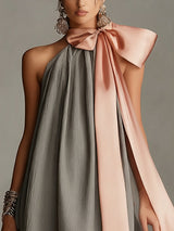 Beatrice | Mini abito grigio in satin con fiocco rosa e pizzo per Donna