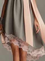 Beatrice | Mini abito grigio in satin con fiocco rosa e pizzo per Donna